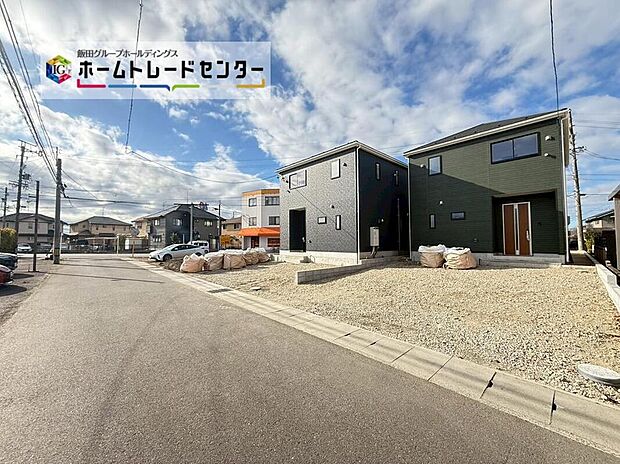 【前面道路含む現地写真】前面は東側４．９８ｍ、西側９．５１ｍ道路です。交通量も少なくゆとりがあり、駐車も落ち着いて行える環境になっています。　　