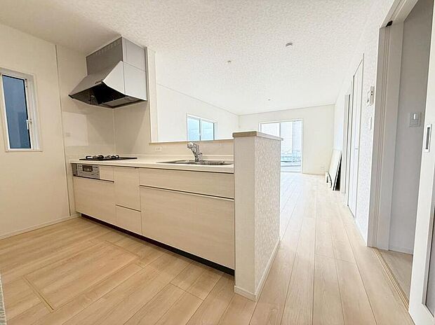 【キッチン】１号棟
収納力豊富なシステムキッチン。大型スライド収納付きで、すっきり片付けやすいキッチンです。床下収納もついています！