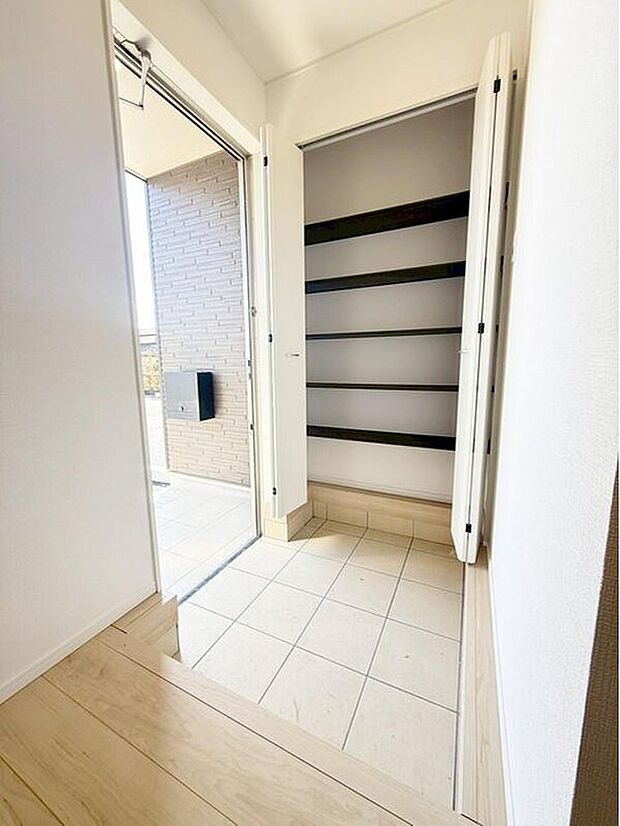 【玄関】2号棟
お家に出会う人々を迎える玄関だからこそ広々清潔感溢れる空間にしたいものです。便利な下駄箱収納付きで散らかりがちな玄関もすっきりと片付きます♪