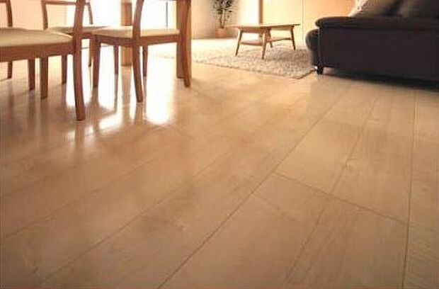 【フローリング】フローリング材は傷に強く、美しい仕上がり。自然素材ならではの豊かな表情が毎日の暮らしに安らぎとゆとりを与えてくれます。