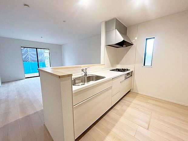 【キッチン】３号棟
収納力豊富なシステムキッチン。大型スライド収納付きで、すっきり片付けやすいキッチンです。床下収納もついています！

