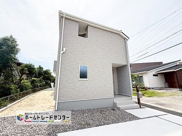 【現地外観写真】2号棟
この街で・この家で暮らしたいと思わせる理由を是非現地でお確かめ下さい。今から見たい！大歓迎です。お気軽にホームトレードセンターまでお問い合わせください！