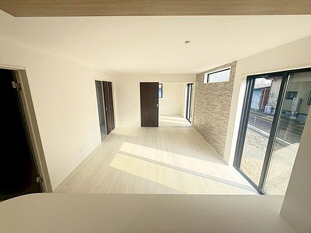 【リビング】4号棟
明るい雰囲気が心地いいリビング♪採光良好です!家族団らんの時間も増えそうなくつろぎの場所になりそう♪