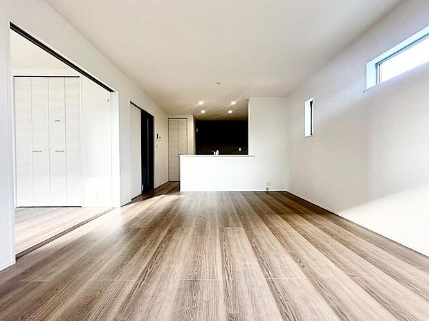 【リビング】約１６．５帖の明るいリビング♪対面式キッチンは、家事をしながら家族の様子が一目でわかる安心＆便利設備♪