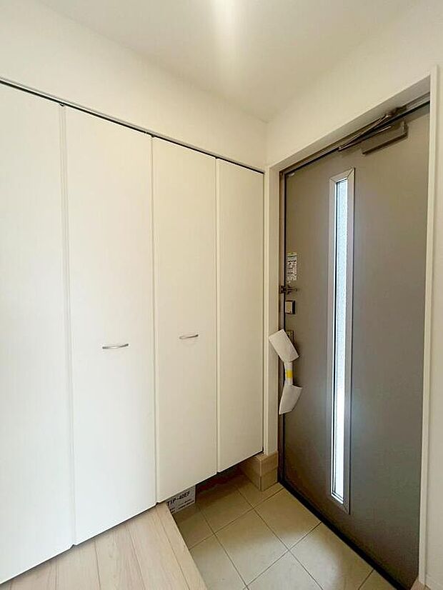 【玄関】２号棟
明るくて清潔感溢れる玄関。便利な下駄箱収納付きです♪散らかりがちな玄関もすっきりと片付きます。