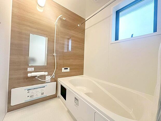 【浴室】１号棟
１坪以上広さを設けた浴室で、ゆったりバスタイム。お子様と一緒に入るにも充分な広さです。一日の疲れを癒せます☆