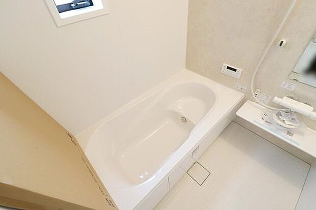 【浴室】２号棟
１坪以上広さを設けた浴室で、ゆったりバスタイム。お子様と一緒に入るにも充分な広さです。一日の疲れを癒せます☆