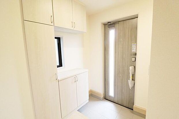 【玄関】２号棟
明るくて清潔感溢れる玄関。便利な下駄箱収納付きです♪散らかりがちな玄関もすっきりと片付きます。