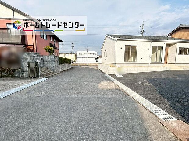 【前面道路含む現地写真】前面は西側５．９９ｍ、北側５．９９ｍ道路です。交通量も少なくゆとりがあり、落ち着いて駐車を行える環境になっております♪