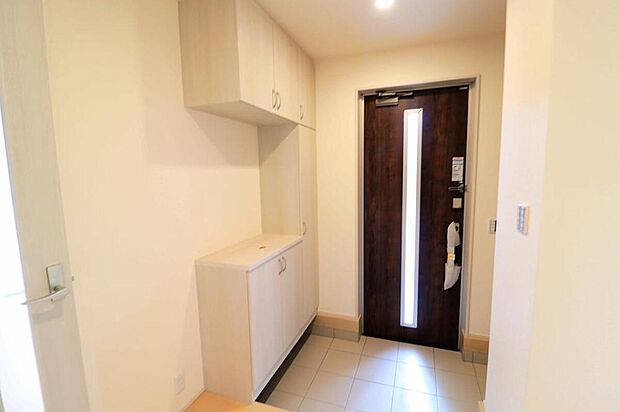 【玄関】1号棟
明るくて清潔感溢れる玄関。便利な下駄箱収納付きです♪散らかりがちな玄関も
すっきりと片付きます。