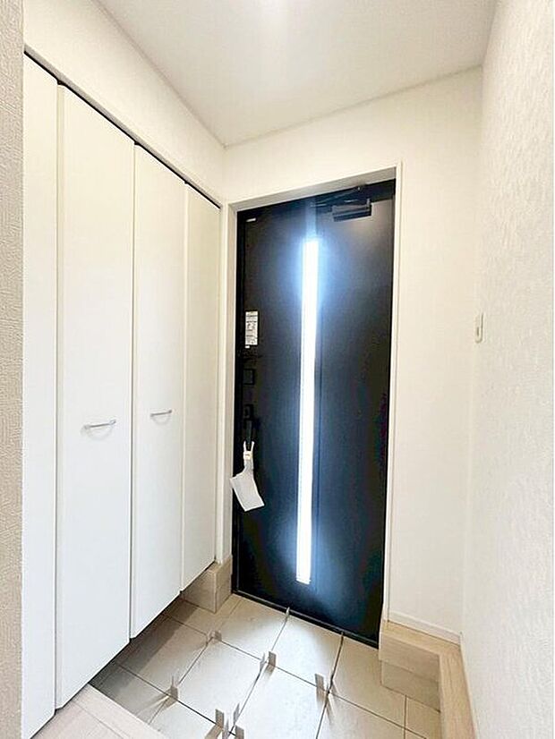 【玄関】2号棟
明るくて清潔感溢れる玄関。便利な下駄箱収納付きです♪散らかりがちな玄関もすっきりと片付きます。
