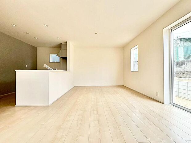 【リビング】１号棟
約１６帖の明るいリビング♪対面式キッチンは、家事をしながら家族の様子が一目でわかる安心＆便利設備♪