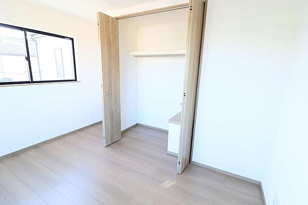 【収納】B号棟
各居室に収納を設けました!お洋服をたくさんお持ちの方でもたっぷり収納できます。お部屋を最大限広くご活用いただけます◎