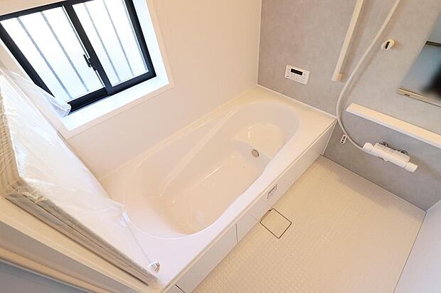 【浴室】B号棟
1坪以上広さを設けた浴室で、ゆったりバスタイム♪お子様と一緒に入るにも充分な広さです。一日の疲れを癒せます♪