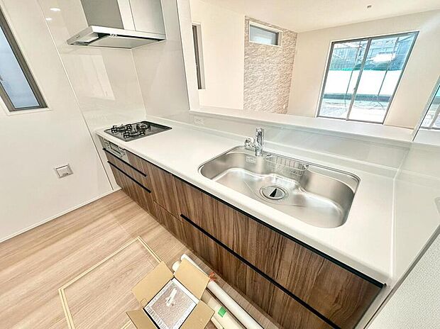 【キッチン】2号棟
収納力豊富なシステムキッチン。大型スライド収納付きで、すっきり片付けやすいキッチンです。床下収納もついています♪