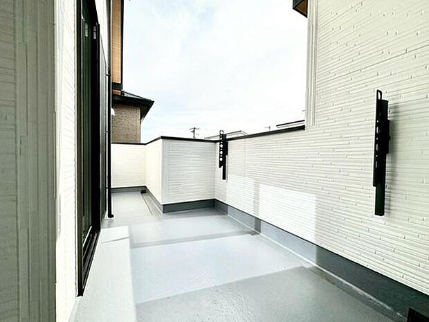 【バルコニー】2号地
奥行を広めに取った南向きバルコニー。家族分の洗濯物もしっかり干せます。日当たりも良く、毎日のお洗濯が楽しくなりそう♪