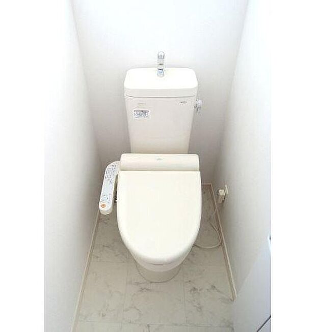 【トイレ】温水洗浄便座付きのトイレは、清潔感のある空間で毎日快適に使用可能。シンプルでお掃除もしやすく、家族みんなにやさしい仕様です。