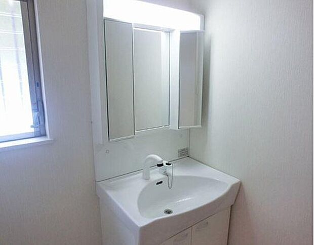 【洗面】三面鏡の裏には歯ブラシや化粧水などを収納でき、洗面まわりをすっきり保てます。鏡を動かして横や後ろ姿を確認でき、身支度も快適です。