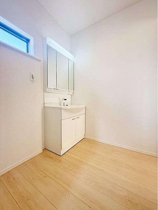 【洗面台・洗面所】1号棟
暮らしを快適にする三面鏡仕様の洗面化粧台。収納力と機能性に優れた使いやすい設備で、忙しい朝の身支度もスムーズに♪