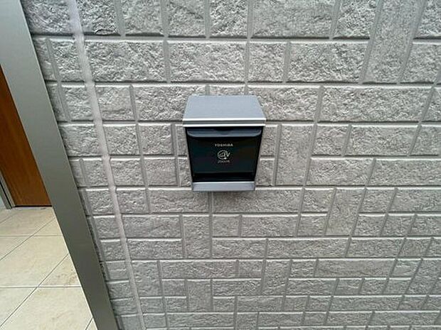 【電気自動車充電用コンセント(EVコンセント)】電気自動車・プラグインハイブリッド自動車専用の充電コンセントを設置しています。屋内に盗電防止スイッチを設置するため、盗電の心配はありません。
※ご利用される場合は、別途オプション工事が必要となります。