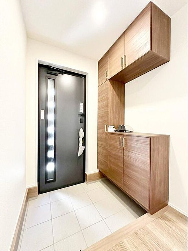 【玄関】3号棟
お家に出会う人々を迎える玄関だからこそ広々清潔感溢れる空間にしたいものです。便利な下駄箱収納付きで散らかりがちな玄関もすっきりと片付きます♪