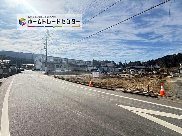 【前面道路含む現地写真】前面は交通量の少ない西側4.0m、東側6.0m道路です。ゆとりがあり駐車も落ち着いて行える環境になっています♪
