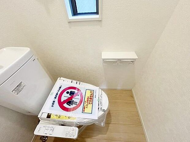 【トイレ】１階２階ともにウォシュレット付きのトイレとなっております。白を基調とした内装で清潔感のある空間に♪