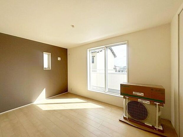 【リビング以外の居室】3号棟
2面採光を施した為、晴れの日の日中はいつも明るい室内に。窓を開放すれば気持ちの良い風が入り込んできます。