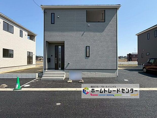【現地外観写真】２号棟
当日のご見学予約も承ります。同じものは２つとない「夢のマイホーム」との出会いが待っているかもしれません♪