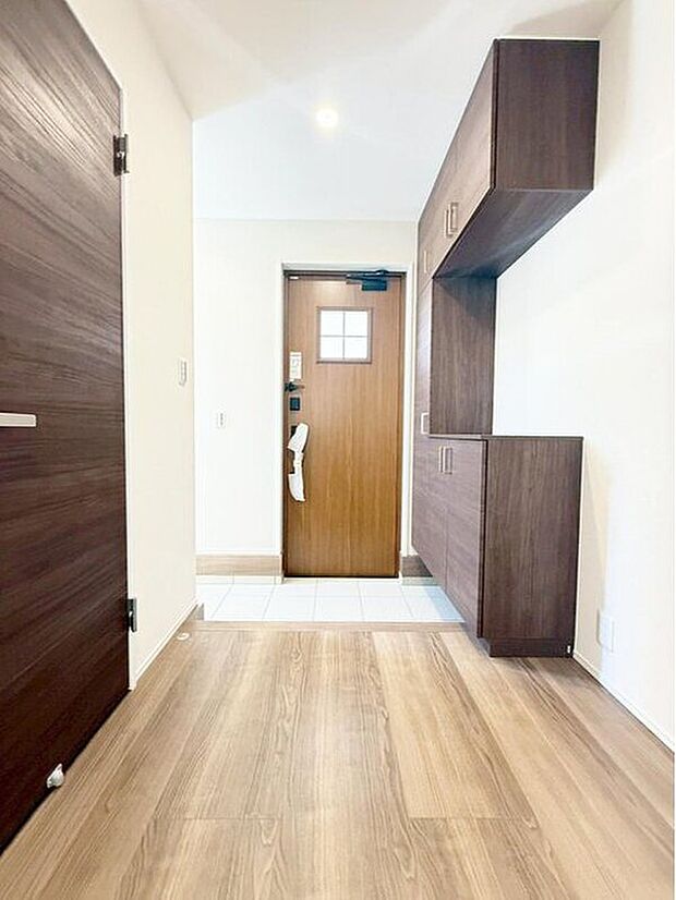 【玄関】お家に出会う人々を迎える玄関だからこそ広々清潔感溢れる空間にしたいものです。便利な下駄箱収納付きで散らかりがちな玄関もすっきりと片付きます♪