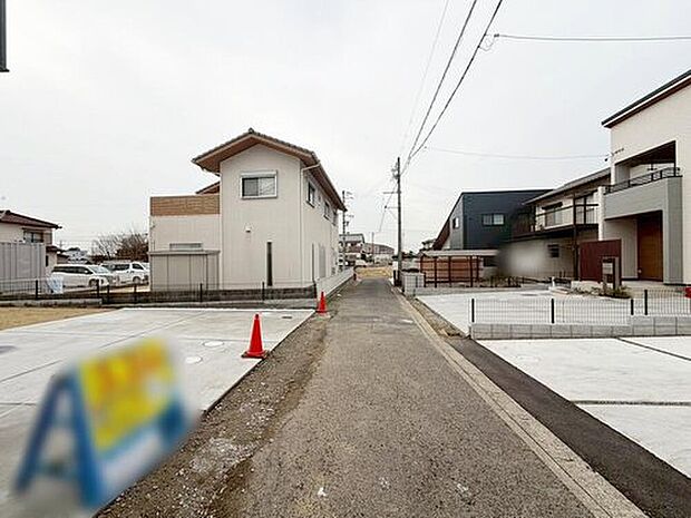 【前面道路含む現地写真】前面は南側3.3m、北側3.4m(セットバック後4.0m)道路です。交通量も少なく、駐車も落ち着いて行える安心・安全の環境になっています♪