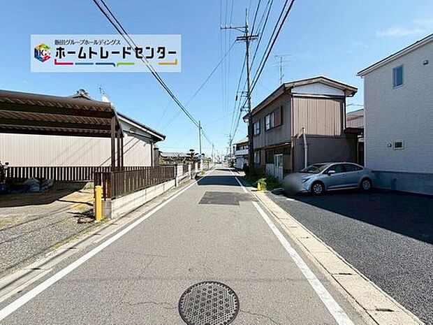 【前面道路含む現地写真】前面は北側５．３～５．４ｍ道路です。交通量も少なくゆとりがあり、落ち着いて駐車を行える環境になっております♪

