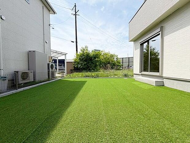 【庭】南側には、お庭がございます♪お子様の遊び場やガーデニング・家庭菜園などお好みにおうち時間をお楽しみいただけます