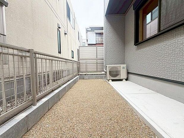 【庭】南側には、お庭がございます♪お子様の遊び場やガーデニング・家庭菜園などお好みにおうち時間をお楽しみいただけます♪