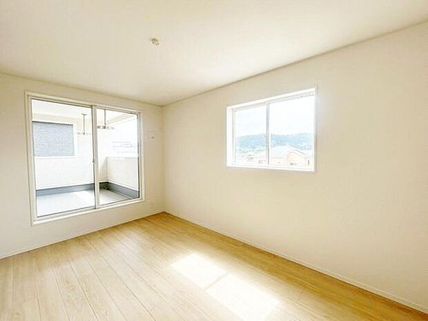 【リビング以外の居室】２号棟
２面採光を施した為、晴れの日の日中はいつも明るい室内に。窓を開放すれば気持ちの良い風が入り込んできます。