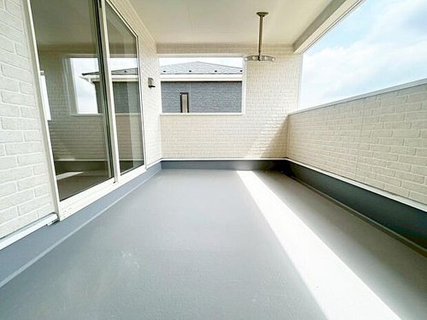 【バルコニー】２号棟
インナーバルコニーを採用しています！雨の日も洗濯物が濡れる心配がなく安心。日当たりもよく、毎日のお洗濯が楽しくなりそう♪