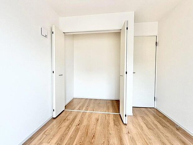 【収納】３号棟
居室に収納を設けました！お洋服をたくさんお持ちの方でもたっぷり収納できます。お部屋を最大限広くご活用いただけます♪

