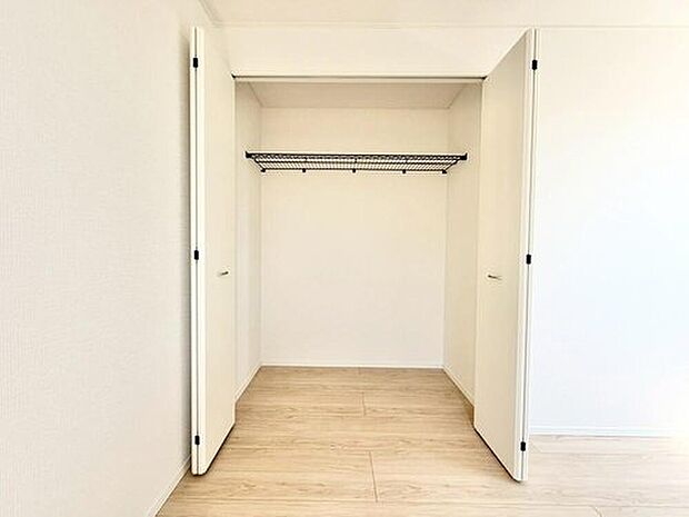 【収納】１号棟
各居室に収納を完備しておりますので、いつでもお部屋をすっきりとお使い頂けそうです。自分好みのインテリアやレイアウトを考えるのも楽しみです。