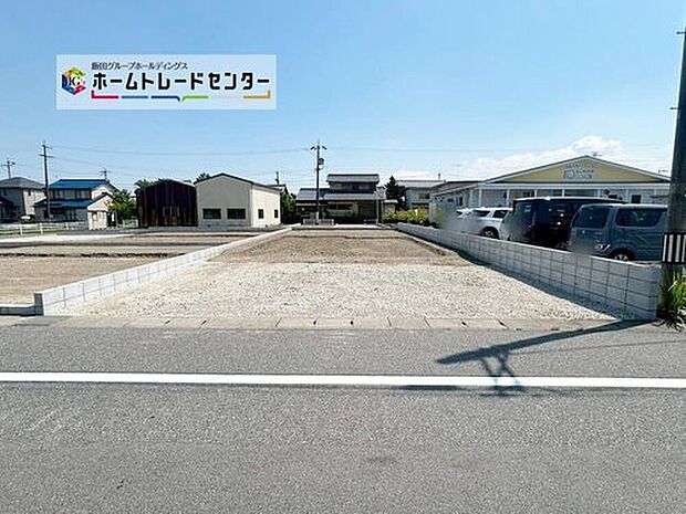 【前面道路含む現地写真】１号棟
土地面積　231.82m2
建物面積　111.08m2