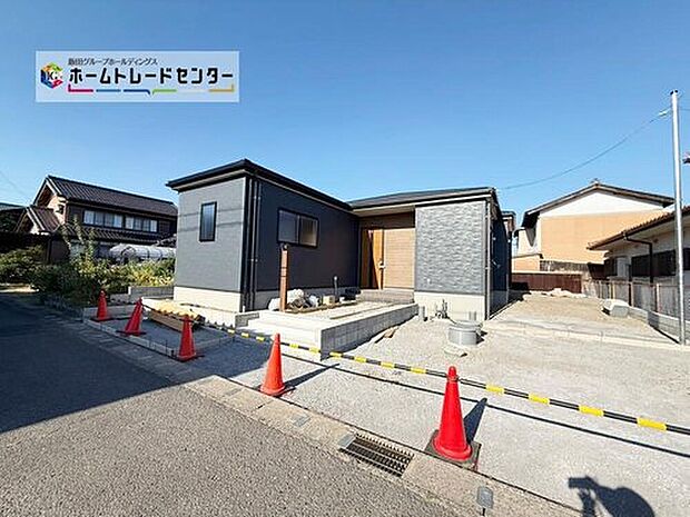 【現地外観写真】1号棟
一戸建ての大きなメリットは、「自分の土地」を自由に使えること。好きなペットが飼えるほか、ガーデニングやDIY、車やバイクの手入れなど様々な趣味を楽しめます♪