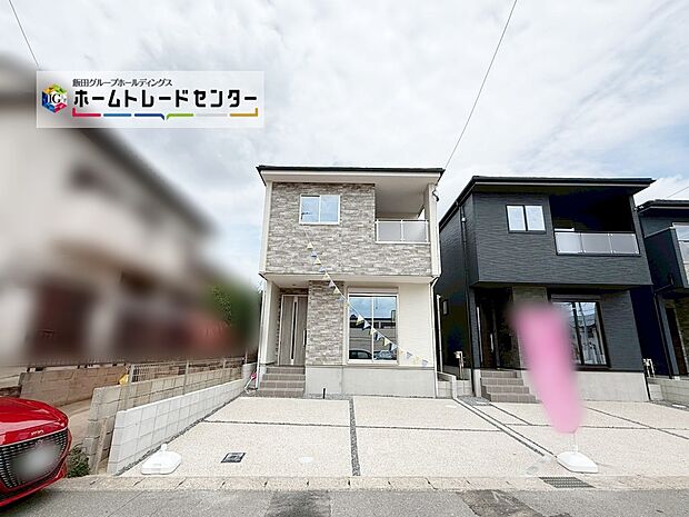【現地外観写真】1号棟
一戸建ての大きなメリットは、「自分の土地」を自由に使えるとこ。好きなペットが飼えるほか、ガーデニングやDIY、車やバイクの手入れなど様々な趣味を楽しめます♪