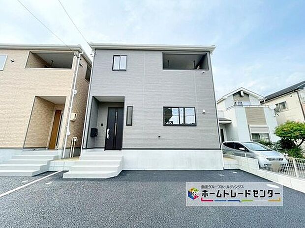 【前面道路含む現地写真】前面は南側４．８ｍ道路です。交通量も少なくゆとりがあり、落ち着いて安全に駐車を行える環境になっております♪　