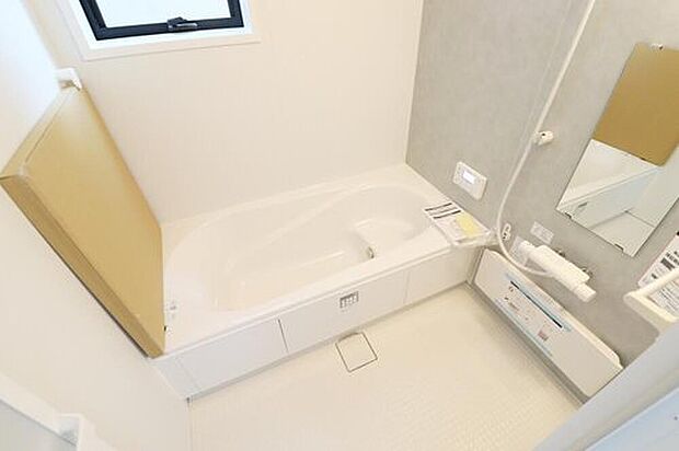 【浴室】３号棟
１坪以上広さを設けた浴室で、ゆったりバスタイム。お子様と一緒に入るにも充分な広さです。一日の疲れを癒せます☆