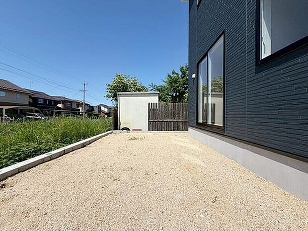 【庭】１号棟
南側には、お庭がございます♪お子様の遊び場やガーデニング・家庭菜園などお好みにおうち時間をお楽しみいただけます♪