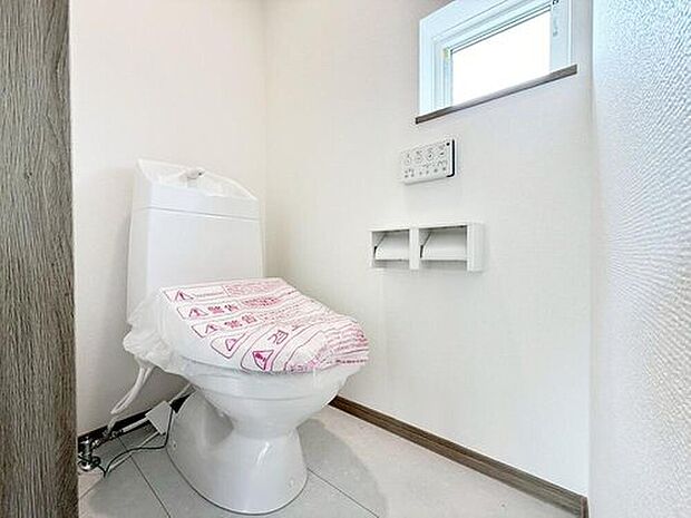 【トイレ】１階２階ともにウォシュレット付きのトイレとなっております。採光も取れ、常に換気もでき綺麗な環境を保てますね♪