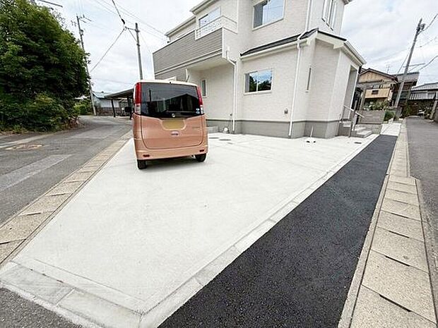 【駐車場】並列に２台駐車ができるカースペースを確保しました。来客時も安心です♪セカンドカー用にもお使い頂けます。