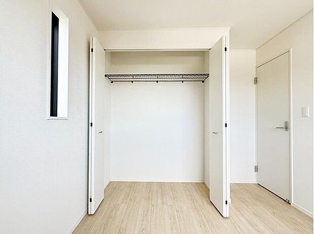 【収納】5号棟
各居室に収納を完備しておりますので、いつでもお部屋をすっきりとお使い頂けそうです。自分好みのインテリアやレイアウトを考えるのも楽しみです。