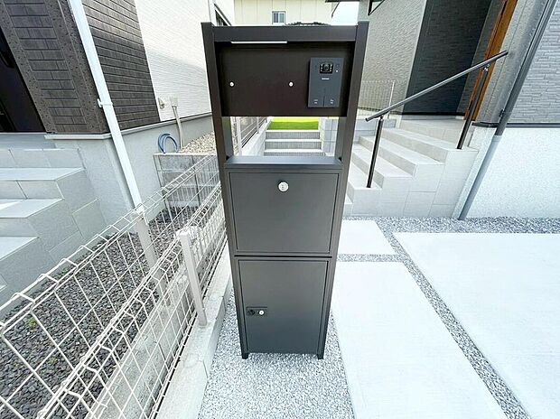【宅配ボックス】不在時も便利な宅配ボックス付き♪時間を気にせず荷物を受け取れて便利です。
たくさんお買い物をされるご家庭も安心です♪