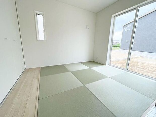 【リビング以外の居室】２号棟
リビングに隣接した約５．２帖の洋風和室。キッズスペースや客間としても使えて何かと便利な居室です♪