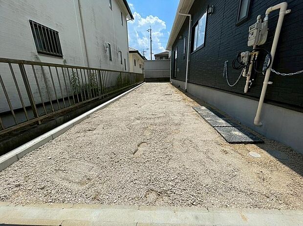 【庭】2号棟
南側には、お庭がございます♪小さなお子様の遊び場や、ガーデニング・家庭菜園などお好みにお楽しみいただけます♪